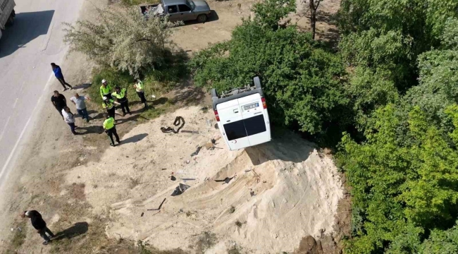Tozu dumana katan minibüs ortalığı böyle savaş alanına çevirdi: 3 yaralı