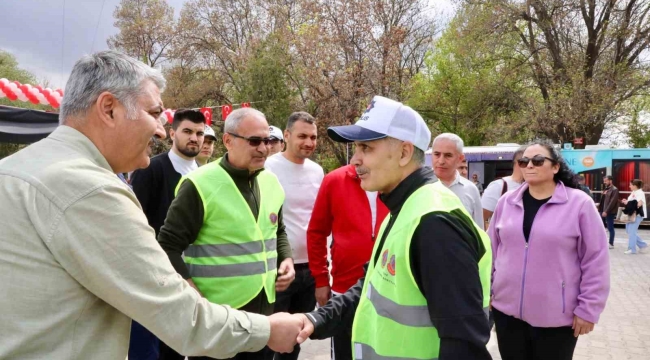 Trafik güvenliği için motosiklet sürücülerine sarı yelekler hediye edildi