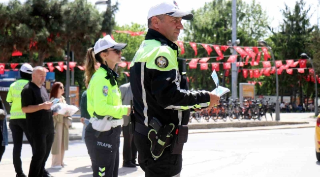 Trafik kuralları için kendisini bilgilendiren polisi tebrik etti: Kuralları ihlal edenlere böyle tepki gösterdi