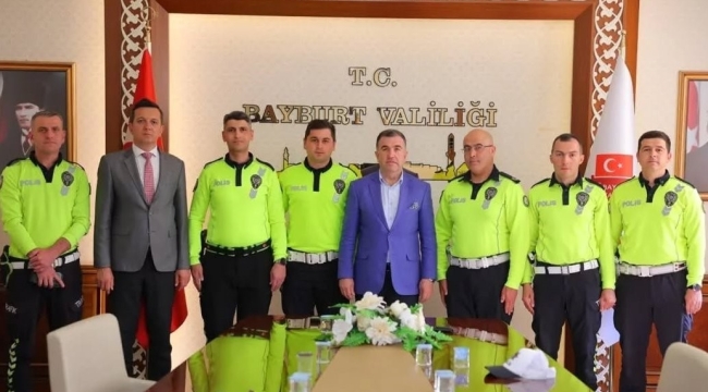 Trafik polisleri başarı belgesiyle ödüllendirildi