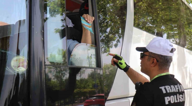 Trafik polisleri bu kez bilinçlendirmek için durdurdu