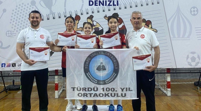 Türdü 100. yıl ortaokulu kız masa tenisi takımı grup şampiyonu oldu
