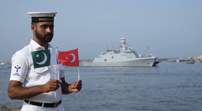 Türk savaş gemisi "TCG BÜYÜKADA" Pakistan'da