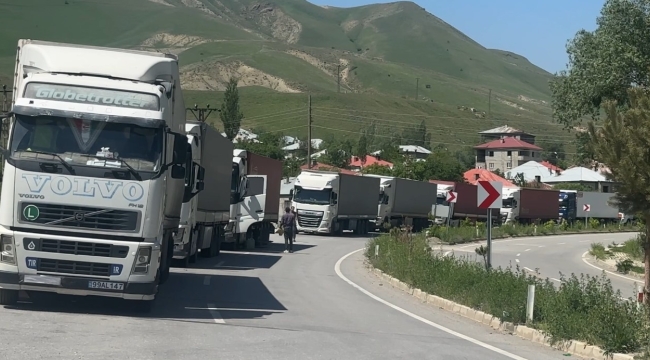 Türkiye-İran sınırında 2 kilometrelik tır kuyruğu
