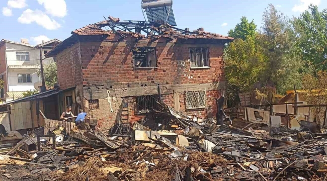Tutuşan perde onca yıllık emeklerini küle çevirdi