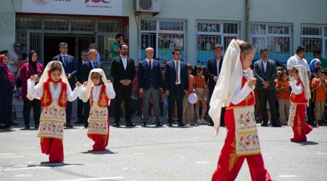 Üniversiteli staj öğrencileri ilkokula drama sınıfı kazandırdı