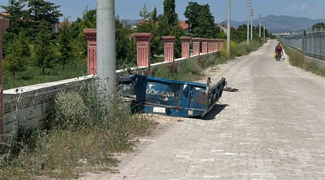 Uşak'ta hemzemin geçitte traktör ile tren çarpıştı: 1 yaralı