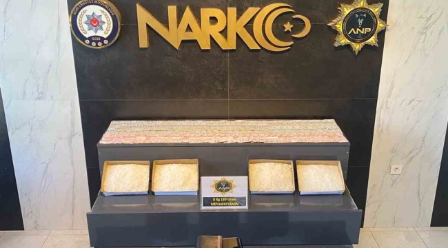 Valiz tabanına zulalanmış 8 kilo metamfetaminle yakalandılar