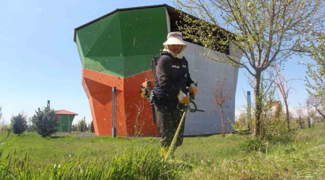 Van Büyükşehir Belediyesi parklarda çalışma başlattı