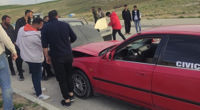 Van'da iki otomobil kafa kafaya çarpıştı: 1 yaralı