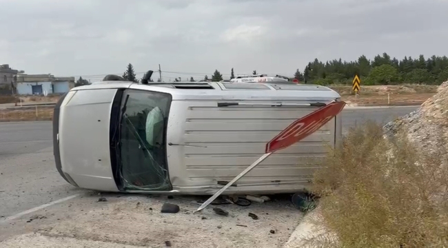 Viraja hızlı giren aracı 'DUR' tabelası durdurdu