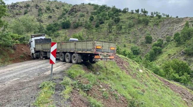Virajlı yolda mahsur kalan tırı vatandaşlar kurtardı