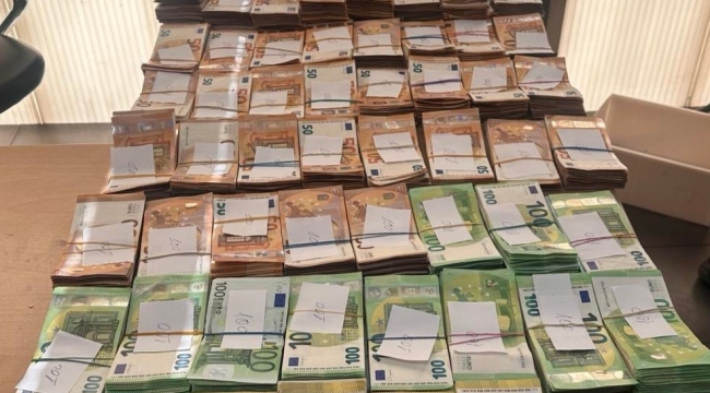 Yatağın altına gizlediği 61 bin 300 euro komşuda kaldı