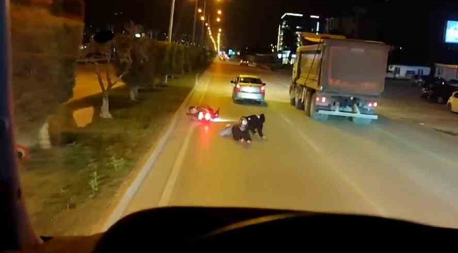 Yola savrulan 2 kişiye aldırış etmeyen sürücü arkasına bile bakmadı, o anlar kamerada