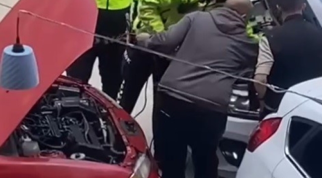 Yolda kalan otomobilin imdadına trafik polisleri yetişti