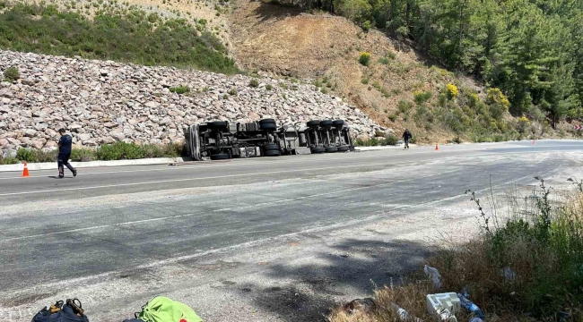 Zift yüklü tankeri taşıyan tır devrildi: 1 kişi yaralandı